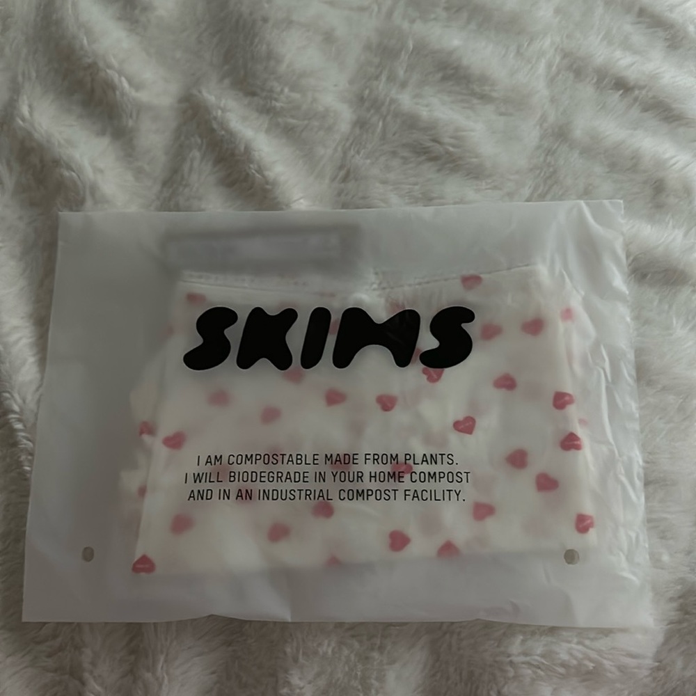NWT SKIMS FITS EVERYBODY PICOT TRIM BOY SHORT IN RUBY HEART PRINT- size s- RARE